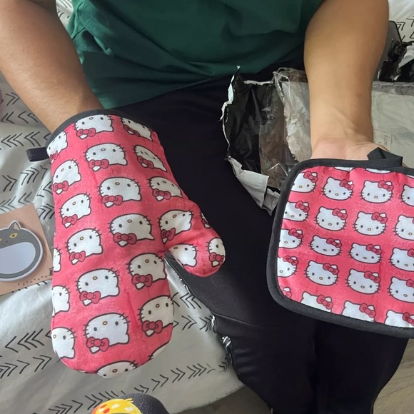 🔥CLEARANCE🔥Hello Kitty oven mitt and glove set - Picture 5 of 6
